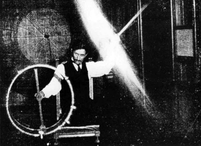 Nikola Tesla (1856-1943) fizikus, feltaláló, Colorado Spring -i laboratóriumában,, 1899 (Fotó: Wikimedia)
