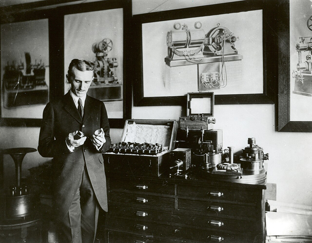 Nikola Tesla (1856-1943) fizikus, feltaláló a laboratóriumában, 1922 (Fotó: Wikimedia/The Nikola Tesla Museum)