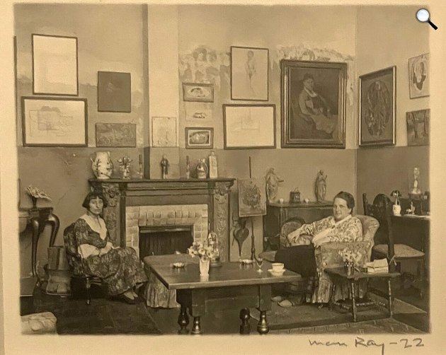 Alice. B. Toklas és Gertrude Stein az otthonukban, 1922 (Fotó: Wikimedia/Man Ray/Man Ray Trust / Artists Rights Society (ARS), New York / ADAGP, Paris)
