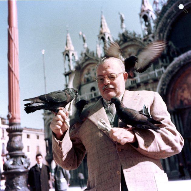 Ernest Hemingway (1899-1961) Nobel-díjas író a Szent Márk téren, Velence, 1954 (Fotó: Wikimedia/JFK Library)