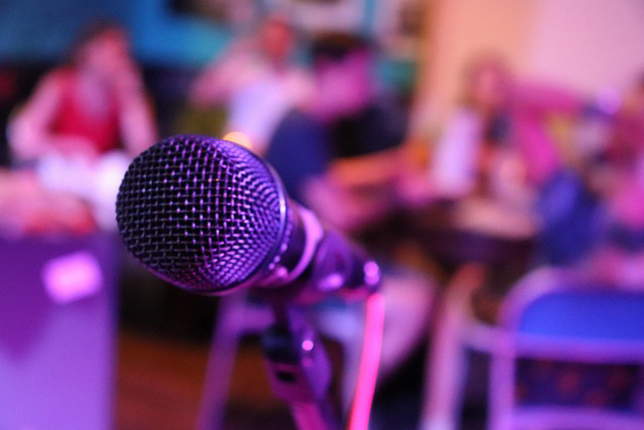 Koncert és egy mikrofon (Fotó: Pixabay/citypraiser)