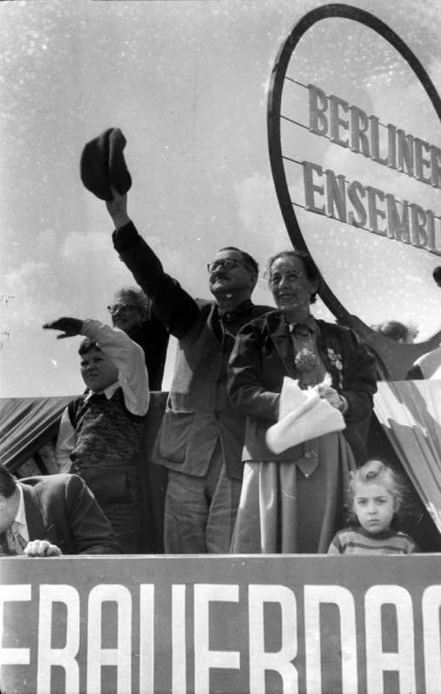 Bertolt Brecht drámaíró és Helene Weigel színésznő május elsejei felvonuláson, 1954 (Fotó: Wikimedia/Bundesarchiv/Horst Sturm)
