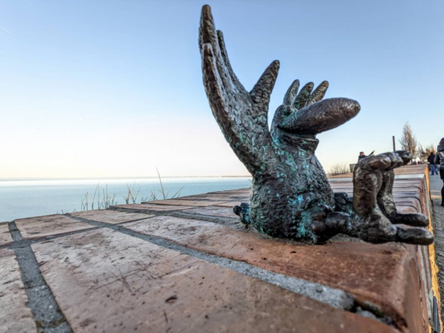 Kolodko Mihály: Gombóc Artúr miniszobra, Tihany (Fotó: Best of Balaton)