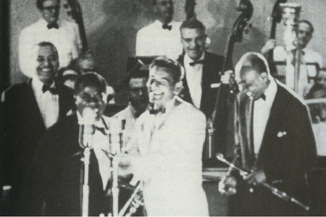 Leonard Bernstein zeneszerző, karnagy és Louis Armstrong és zenekara, az Armstrong All Stars a New York-i Lewisohn Stadiumban (Fotó: Wikimedia/Manfred Selchow/GNU Free Documentation License)