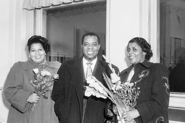 Louis Armstrong, Satchmo (1901-1971) jazztrombitás, a felesége, Lucille Armstrong (1914-1983) táncos és Velma Middleton (1917-1961) dzsesszénekesnő, előadóművész. 1942-től haláláig Louis Armstrong együtteseivel énekelt, Dánia (Fotó: Wikimedia/Uusi Suomi)