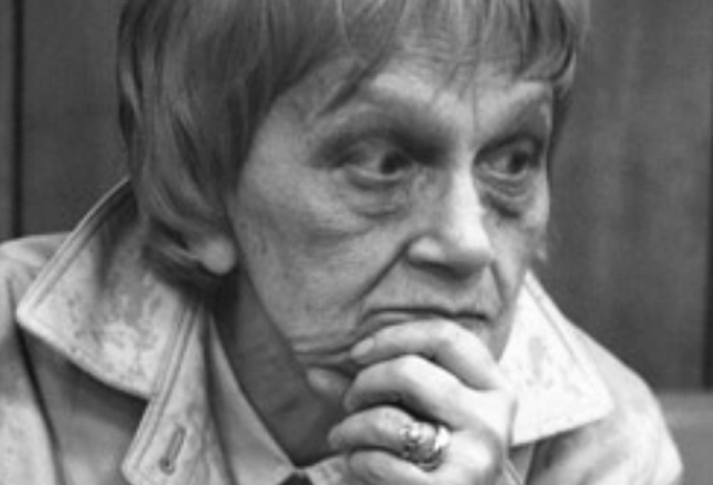 Nemes Nagy Ágnes (1922-1992), költő, író a Vörösmarty téren a Könyvhéten, 1989 (Fotó: Wikimedia/Kertész Dániel)