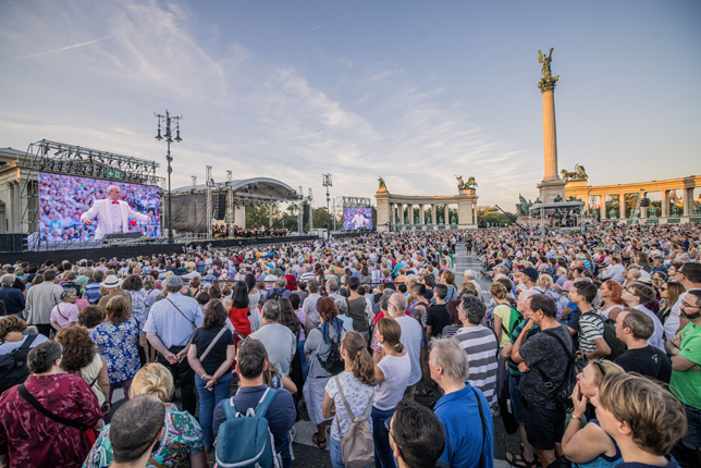 Fischer Iván vezényletével a Budapesti Fesztiválzenekar a Hősök terén (Fotó: BFZ/Stiller Ákos)