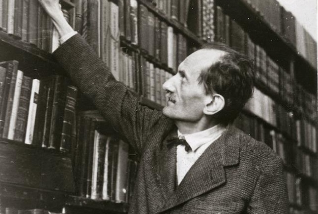 Babits Mihály (1883-1941) költő, író, műfordító, szerkesztő a könyvtárában, 1941. részlet (Fotó: Europeana.eu/MNMKK MNM)