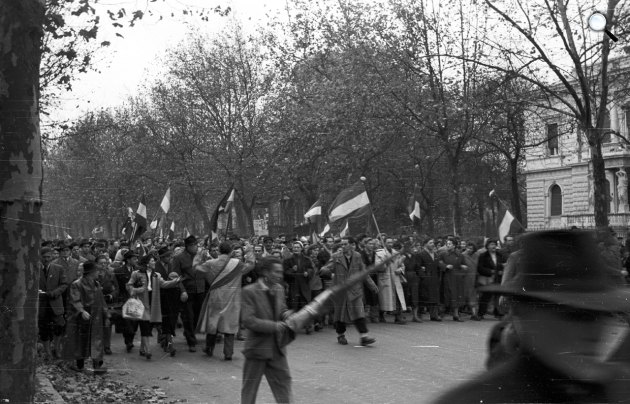 1957-os forradalom - véres zászló tüntetés az Andrássy úton, 1956. október 25-e délután, Budapest (Fotó: Fortepan/Nagy Gyula)