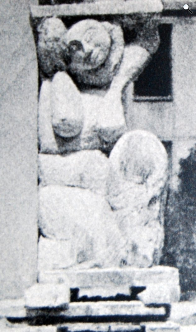 Amadeo Modigliani szobra a La Ruche kapujában, Montparnasse, 1914 (Fotó: Wikimedia)