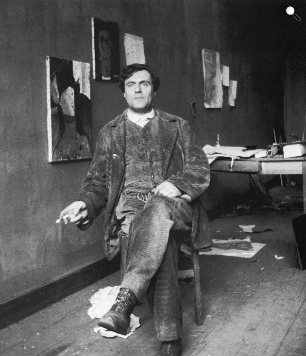 Amedeo Modigliani (1884–1920) festő, szobrász párizsi műtermében, 1918 (Fotó: Wikimedia)