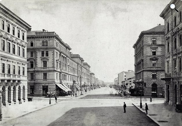 Andrássy Gyuláról elnevezett Andrássy (Sugár) út a Városliget felé nézve, előtérben a Nagymező utca kereszteződése, Budapest, 1878 körül (Fotó: Fortepan/Budapest Főváros Levéltára: HU.BFL.XV.19.d.1.05.107)