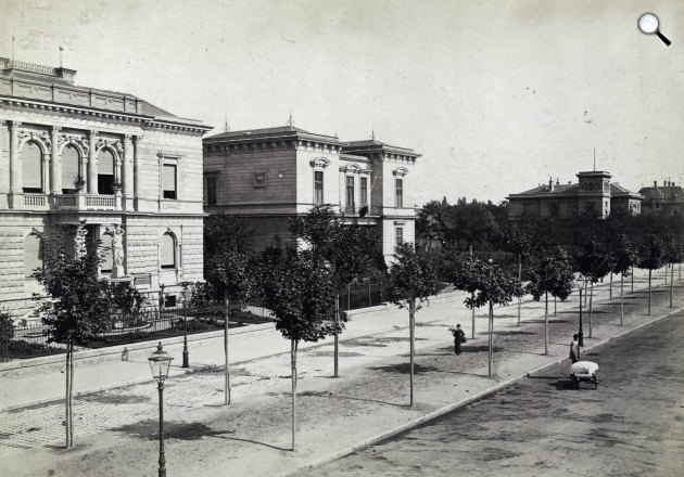 Andrássy (Sugár) út a Munkácsy Mihály utca irányából a Rippl-Rónai (Bakony) utca felé nézve, balra a 114. és 116. számú épületek, Budapest, 1882 körül (Fotó: Fortepan/Budapest Főváros Levéltára: HU.BFL.XV.19.d.1.06.021)