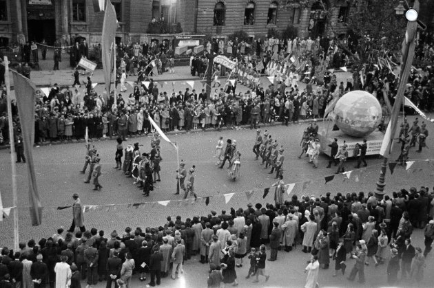 Május 1-i felvonulás - kilátás az Andrássy út 98-ból, 1948 (Fotó: Fortepan/Kern család)