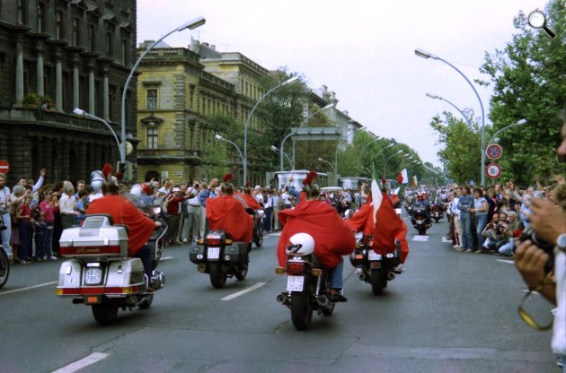 Motoros felvonulás az Andrássy úton, 1986 (Fotó: Fortepan/Pazurik László)