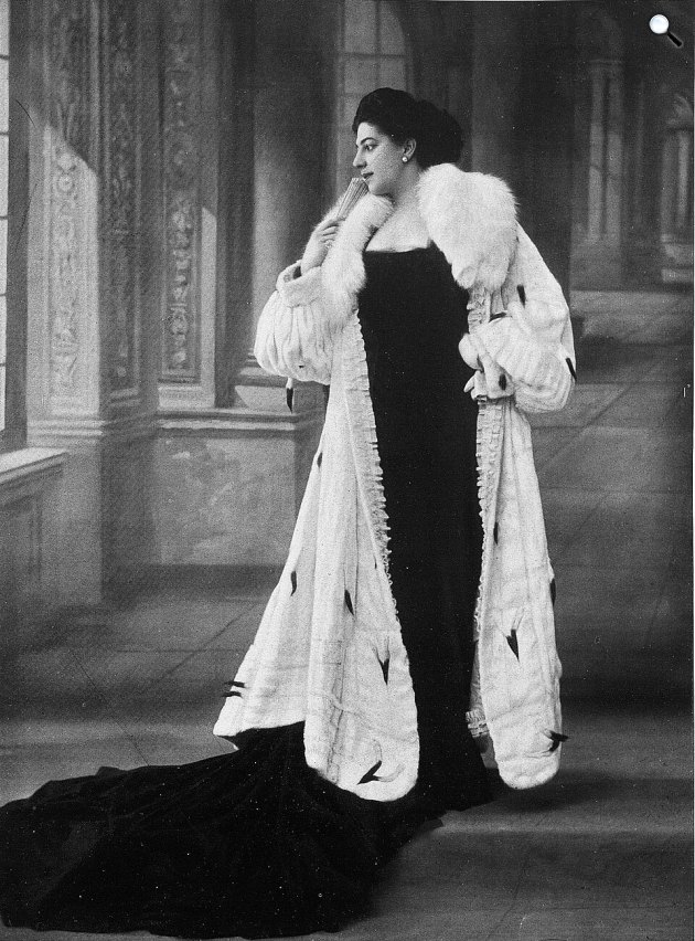 Mata Hari (1876-1917) eredeti nevén: Margaretha Geertruida Zelle fríz származású holland bártáncosnő modellékémt egy fehér rókaprémmel díszített hermelinbunda Ramillontól, 1908 Gallica Digital Library
