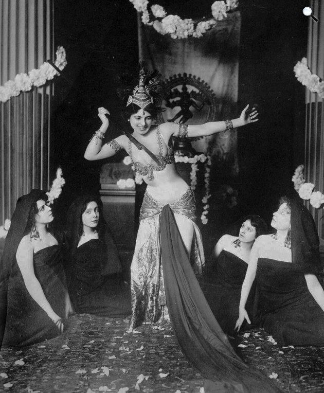 Madame MacLeod (a későbbi Mata Hari) (1876-1917) brahman táncot ad elő a párizsi Guimet Múzeum könyvtárában, 1905. március 13-án (Fotó: Wikimedia)