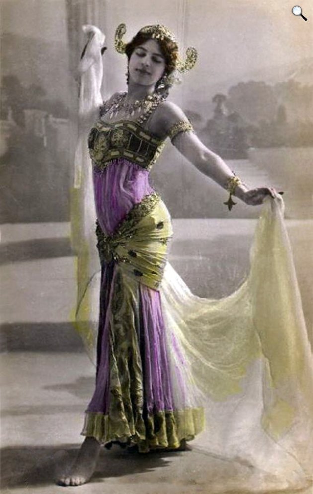 Mata Hari (1876-1917) eredeti nevén: Margaretha Geertruida Zelle fríz származású holland bártáncosnő, modell, 1906 (Fotó: Wikimedia/tallulahs.com/Lucien Walery)