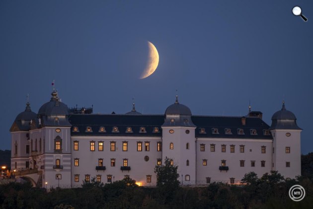 Részleges holdfogyatkozás a gácsi várkastély felett a szlovákiai Gácsfalu közelében, 2026. augusztus 28-án hajnalban (Fotó: MTI/Komka Péter)