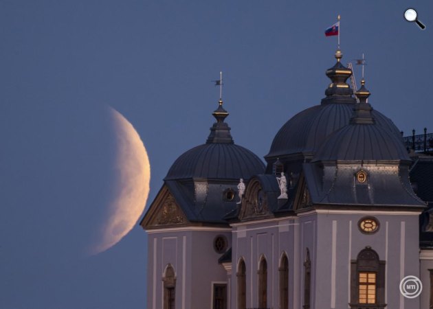 Részleges holdfogyatkozás a gácsi várkastély felett a szlovákiai Gácsfalu közelében, 2026. augusztus 28-án hajnalban (Fotó: MTI/Komka Péter)