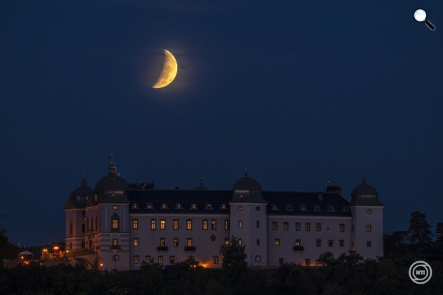 Részleges holdfogyatkozás a gácsi várkastély felett a szlovákiai Gácsfalu közelében, 2026. augusztus 28-án hajnalban (Fotó: MTI/Komka Péter)
