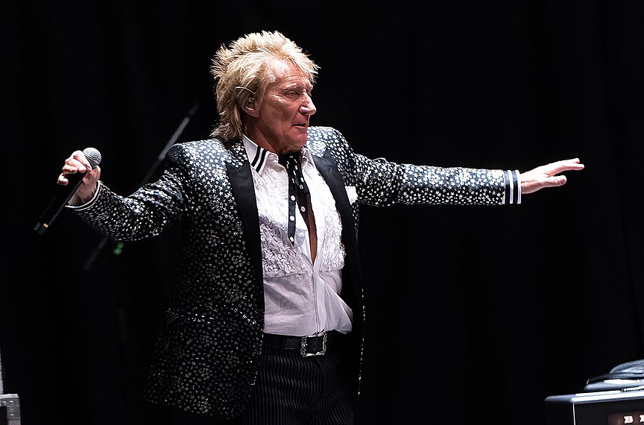 Rod Stewart rockénekes a Jeff Beck emlékére tartott koncerten. 2023 (Fotó: Wikimedia/Raph_PH)