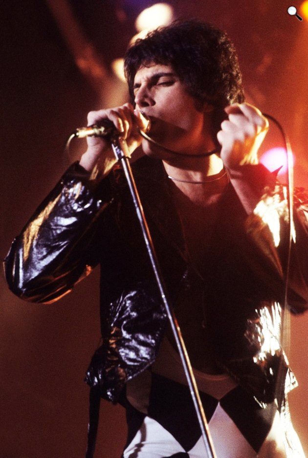 Freddie Mercury (1946-1991)párszi indiai származású brit énekes és zenész, a Queen rockegyüttes egykori énekese és dalszerzője, WPLR Show, New Haven, 1977 (Fotó: Wikimedia/Carl Lender)