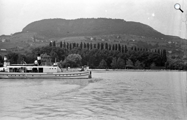 A Balatonon a Kisfaludy gőzös tehát rövid idő alatt a reformkor modernizációs jelképéből a történelem egyik szereplőjévé vált, Badacsony, 1855 (Fotó: Fortepan/Baráth Endre)