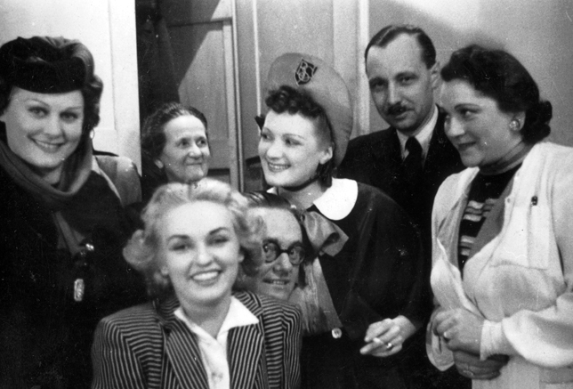 isemann Mihály zeneszerző, balról Rökk Marika, szőkén Déry Sári, Kiss Manyi, Gombaszögi Ella színművésznők. 1939 (Fotó: Fortepan)