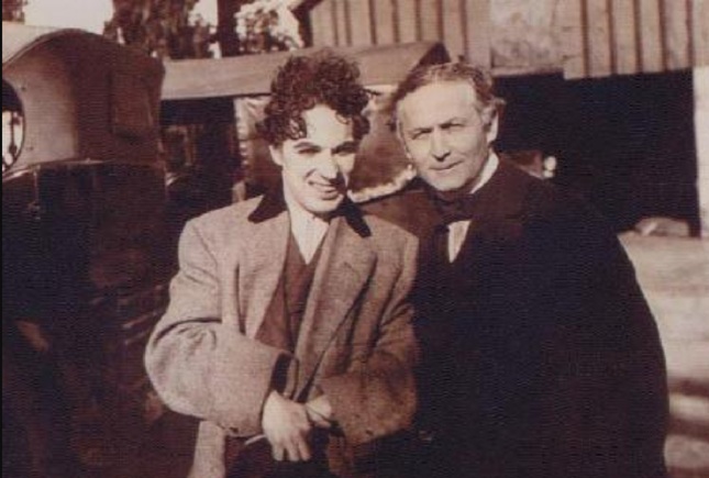 Charlie Chaplin Oscar-díjas angol filmrendező és Harry Houdini magyar származású amerikai illuzionista és bűvész, 1929 (Fotó: Wikimedia)