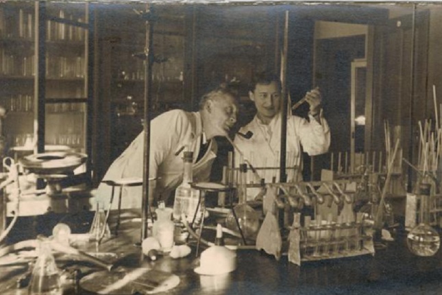 Szent-Györgyi Albert tanítványával, 1930 (Fotó EuropeanaMNM)
