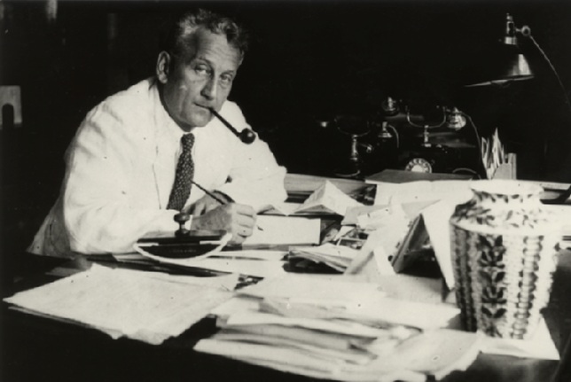 Szent-Györgyi Albert (1893-1986) Nobel-díjas és Kossuth-díjas orvos, biokémikus otthonában, íróasztalánál, 1934 (Fotó: Europeana/MNM)