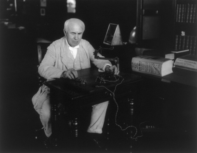 Thomas Alva Edison (1847-1931) feltaláló, alapító, tervező és kivitelező az irodájában, 1920 (Fotó: Wikimedia/Library of Congress)
