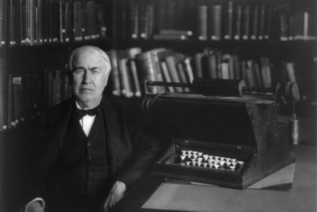 Thomas Alva Edison (1847-1931) feltaláló, alapító, tervező és kivitelező az irodájában, 1921 (Fotó: Wikimédia/Library of Congress)