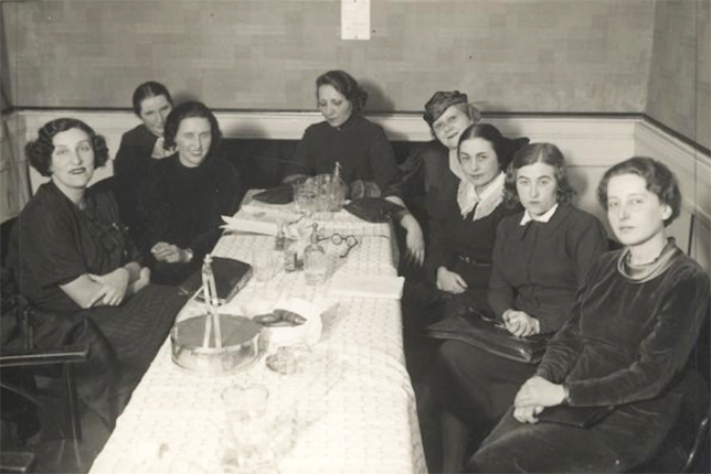 Kaffka Margit Társaság összejövetele: br. Madarassy-Beck Zsuzsa, Szenes Piroska, Fried Margit (Ego), Sziráky Judit, Marschalkó Lia, Várnai Zseni,Hajnal Anna, Gyulai Márta, 1936 (Fotó: Europeana.eu/Schäffer fotószalon/Magyar Nemzeti Múzeum)