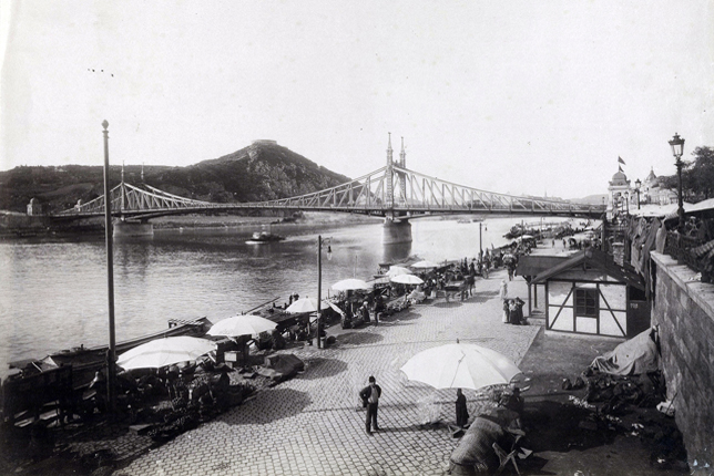 Piac a pesti alsó rakparton a Fővám térnél, szemben a Szabadság (Ferenc József) híd, háttérben a Gellért-hegy, fenn a Citadella, Budapest, 1900 (Fotó: Fortepan/Budapest Főváros Levéltára. Levéltári jelzet: HU.BFL.XV.19.d.1.08.132/Klösz György)