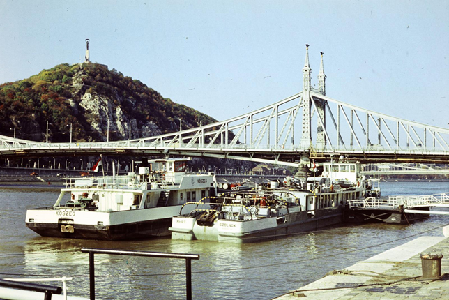 A pesti alsó rakpart Fővám (Dimitrov) térnél, szemben a Szabadság híd, balra háttérben a Gellért-hegy, Budapest, 1975 (Fotó: Fortepan/Szomolányi József)