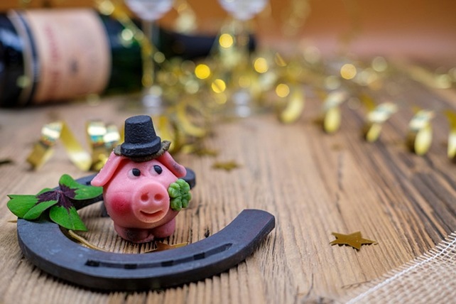 Néphagyomány - Szilveszteri szerencsehozó patkó és malac (Fotó: Pixabay)