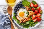 Friss nyári saláta áfonyával és brazil dióval, eperrel, tojással és grillezett csirkével (Fotó: Pixabay)